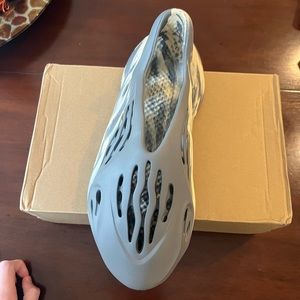 YEEZY Foam Runner moon grey